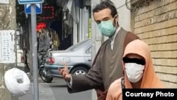 برخی معترضان تصاویر خود از عمامهپرانی را در شبکههای منتشر میکنند