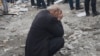 Житель города Диярбакыр на юго-востоке Турции во время поиска выживших в землетрясении 6 февраля 2023 года.&nbsp;На юго-востоке Турции в провинции Кахраманмараш <a href="https://d5cnmtnhh2t4n.cloudfront.net/a/v-turtsii-proizoshlo-moschnoe-zemletryasenie/32257118.html" target="_self">произошло землетрясение</a> магнитудой 7,4 балла. Толчки ощущались в соседних странах. Рухнули тысячи зданий