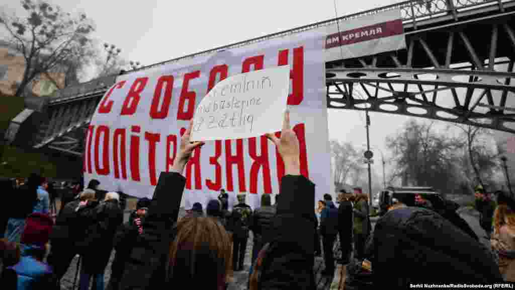 Учасники акції наголошують на потребі підтримки сімей політв'язнів з боку держави. Правозахисники просять владу прискорити розгляд законопроєкту, який би унормував надання допомоги затриманим окупантами українцям та їхнім сім'ям