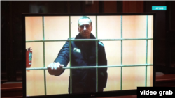 Російський опозиціонер Олексій Навальний виступає в суді через відеозв’язок із колонії