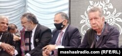 افراسیاب خټک (له ښي لوري لومړی) د ۲۰۲۲ز کال په نومبر کې د کمېشن له نورو غړو سره یوځای په کوټه کې د ورکو کسانو له خپلوانو سره ولیدل.