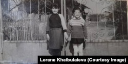 Леране (зліва) з сестрою Урьяне перед будинком в селі Джанкойського району в Криму