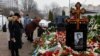 У Росії 2 березня люди продовжують приходити віддавати шану на могилу опозиціонера Олексія Навального, який був 1 березня похований у Москві