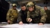 Передній план, зліва направо: президент України Володимир Зеленський та головнокомандувач Збройних сил України Олександр Сирський