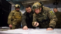 Передній план, зліва направо: президент України Володимир Зеленський та головнокомандувач Збройних сил України Олександр Сирський