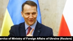 Радослав Сікорський на Мюнхенській безпековій конференції вказав на «дві великі проблеми, пов’язані із зерном і вантажоперевезеннями»
