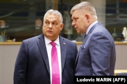 Прем’єр-міністр Угорщина Віктор Орбан (ліворуч) і голова уряду Словаччини Роберт Фіцо. Брюссель, 26 жовтня 2023 року