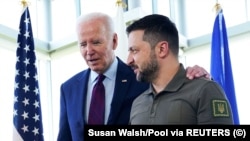 Президент України Володимир Зеленський і президент США Джо Байден (ліворуч) в кулуарах саміту «Групи семи». Хіросіма, Японія, 21 травня 2023 року, ілюстративне фото