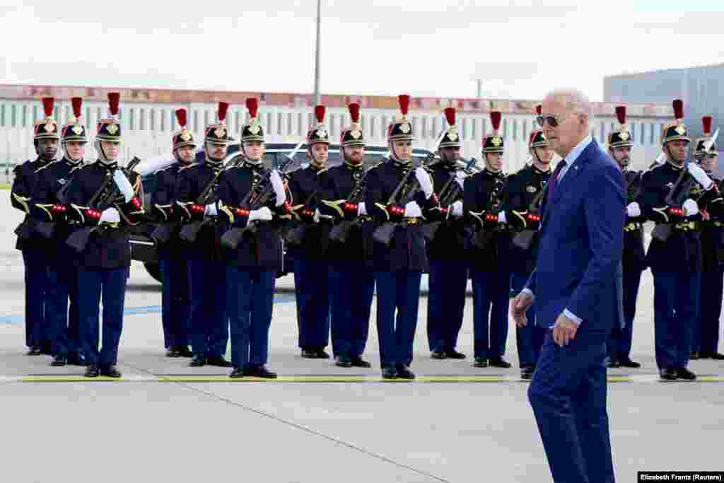 Президента США Джо Байдена в аеропорту&nbsp;Париж-Орлі зустрічають члени французької почесної варти. 5 червня 2024 року Байден&nbsp;прибув до Франції, щоб взяти участь в урочистостях з нагоди 80-річчня висадки союзників у Нормандії під час Другої світової війни. Президент США виголосив промову про захист демократії в Європі &nbsp;