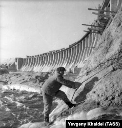 A worker photographed in 1946, during reconstruction of the dam