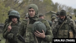 За даними ГУР МО України, з січня 2022 року РФ призвала на службу від 55 до 60 тисяч осіб з захоплених територій Донеччини та Луганщини. Фото: мобілізовані у Донецьку, жовтень 2022 року