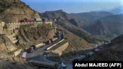 په تورخم کې بار وړونکي ګاډي د سړک په غاړه ولاړ دي ـ پخوانی انځور.