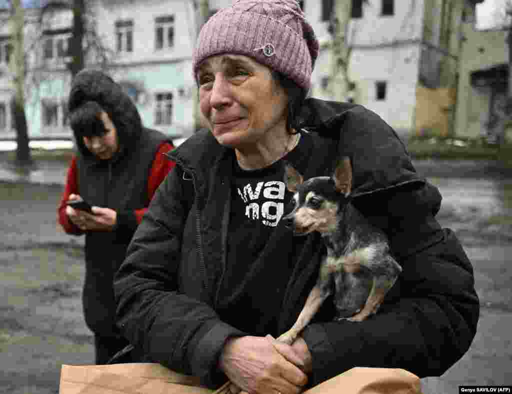 Жителька Бахмута плаче, притискаючи до себе тремтячу чихуахуа Марго, дякуючи, що її евакуювали з-під обстрілів. &laquo;Треба було виїхати раніше&raquo;,&nbsp;&ndash; сказала жінка. 3 квітня 2023 року &nbsp;