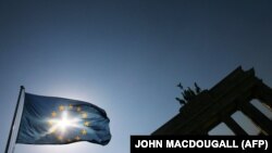 Зазначається, що SAFE фінансуватиме термінові та масштабні інвестиції в європейську оборонну технологічну та промислову базу