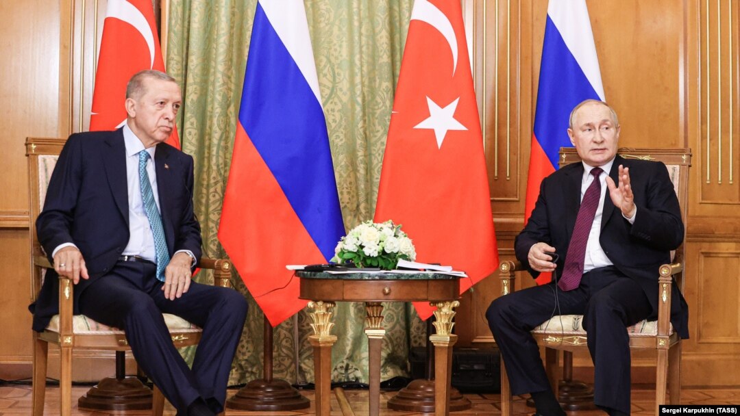 Президент Туреччини Реджеп Тайїп Ердоган (л) та президент РФ Володимир Путін (п) під час зустрічі в Сочі, РФ, 4 вересня 2023 року