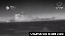 Скріншот із відео ГУР Міноборони України: російський корабель «Цезар Куніков», до якого прямує український морський дрон, 14 лютого 2024 року