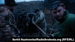 Українські військові 126-ї окремої бригади територіальної оборони на позиціях, при виявленні цілей відкривають вогонь з гаубиці Д-30 по російських силах. Херсонська область, 12 березня 2024 року