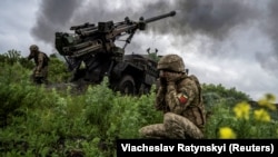 Українські артилеристи ведуть вогонь з реактивної системи залпового вогню «Вампір» по позиціях російських військ. Поблизу міста Авдіївка Донецької області, 31 травня 2023 року