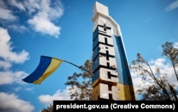 Росія не полишає спроб знову захопити Куп’янськ, потужні атаки агресор почав навесні 2023 року. На фото: придорожній знак з написом «Куп’янськ» у відвойованому напередодні ЗСУ місті, 14 вересня 2022 року