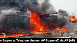 Після повітряного удару резервуари з нафтою палають у місті Клінци Брянської області РФ, січень 2024 року