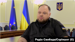 Водночас Руслан Стефанчук каже, що немає повальної кількості заяв про дострокове складання депутатських повноважень