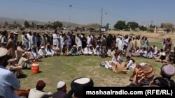 د اتمانزيو مشران په مشالي وزيرستان کې د يوې جرګې پر مهال ـ پخوانی انځور