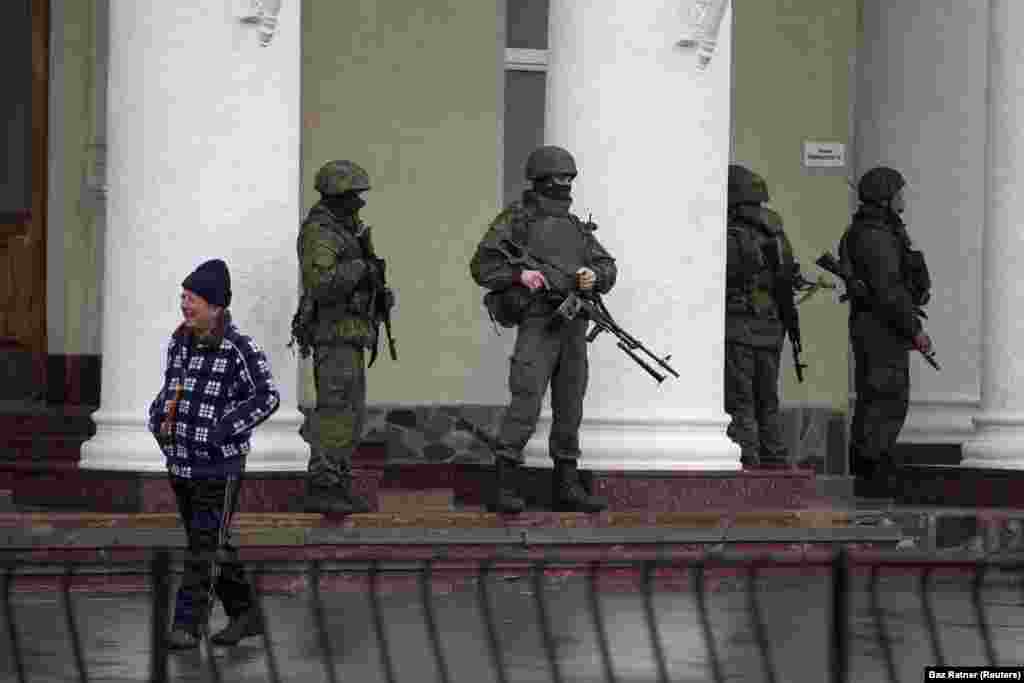 Російські військові без розпізнавальних знаків біля аеропорту Сімферополя, 28 лютого 2014 року. Військові Росії без розпізнавальних знаків з'явилися по всьому Криму і стали відомі як «зелені чоловічки». Кремль спочатку стверджував, що це були місцеві групи «самооборони», але пізніше визнав, що це були професійні російські військові