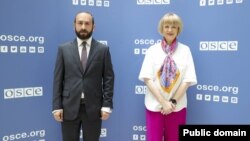 Министр иностранных дел Армении Арарат Мирзоян и генеральный секретарь ОБСЕ Хельга Шмид, Вена, 18 июля 2023 г.