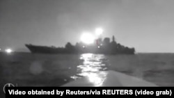 Скріншот із відео, поширеного 4 серпня 2023 року. На відео, як стверджують, морський дрон (безекіпажний катер) наближається до російського десантного корабля «Оленьогірський гірник» поблизу порту Новоросійська, Росія 