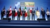 Представники країн «Групи семи», президент України Володимир Зеленський президент Європейської ради Шарль Мішель і голова Єврокомісії Урсула фон дер Ляєн позують під час саміту НАТО у Вільнюсі, 12 липня 2023 року 