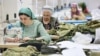 На швейній фабриці військового одягу та уніформи в Грозному отримують вищу за середню зарплату через брак робочої сили