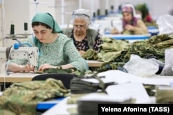 Qroznı fabrikində Rusiya Silahlı Qüvvələri üçün hərbi geyimlərin tikilməsi.