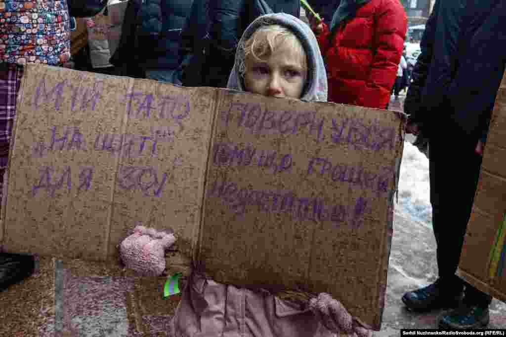 Подібні акції з вимогою до місцевої влади спрямувати більше коштів на армію проходять і в інших містах України, наприклад у Львові, Тернополі та Одесі