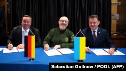 Міністр оборони Німеччини, України і Польщі – Борис Пісторіус, Олексій Резніков і та Маріуш Блащак – підписують меморандум про логістичний ланцюжок поставок танків Leopard 2 до України. Німеччина, 21 квітня 2023 року