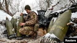 Український військовий готує до використання артилерійські снаряди, фото ілюстративне