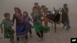 تعدادی از کودکان یک خانواده فقیر در غرب افغانستان