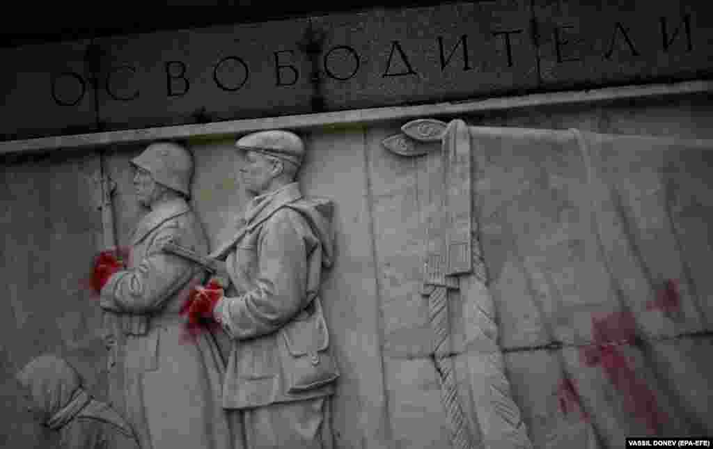 Червона фарба на пам'ятнику радянській армії, який містить останки загиблих у Другій світовій війні, в Софії, Болгарія, 31 травня 2023 року. Пам'ятник облили червоною фарбою на знак підтримки українського народу у війні з Росією. (EPA-EFE/VASSIL DONEV)