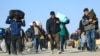 'Bizimlə kriminal kimi davrandılar': İran əfqanların deportasiyasını gücləndirir