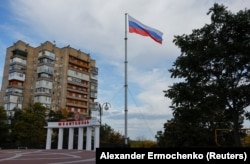Російські триколори одразу зʼявилися в окупованому РФ Мелітополі