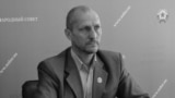 Олег Попов, 1972-2023.<br />
<br />
Попов родился в Луганской области Украины. Владел бизнесом по производству трикотажных изделий. Примкнув к поддерживаемым Россией сепаратистам, он стал де-факто депутатом &laquo;парламента&raquo; квазигосударственного образования на контролируемой сепаратистами территории Луганской области.<br />
<br />
В сентябре 2022 года в Сети появилась информация о его &laquo;смерти&raquo;. Это был фейк. Позже сепаратистские власти заявили, что намеренно распространили новость, чтобы раскрыть заговор с целью убийства. В декабре 2023 года Попов был <a href="https://d2ke5qm6uyw5a7.cloudfront.net/a/v-luganske-vzorvan-avtomobilj-deputata-lnr-olega-popova/32717923.html" target="_blank">убит </a>в Луганске. По <a href="https://www.pravda.com.ua/eng/news/2023/12/6/7431918/" target="_blank">сообщениям</a>, спрятанное в его машине взрывное устройство привела в действие группа украинских спецназовцев<br />
&nbsp;