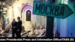Владимир Путин и директор Музея Победы Александр Школьник посещают экспозицию музея