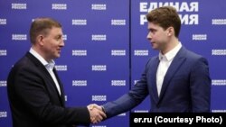 "Vahid Rusiya" fəalı Andrey Turçak partiya sıralarına qoşulan İlya Medvedevi salamlayır.
