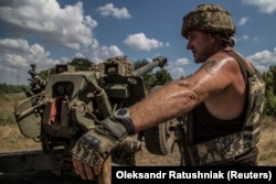 Український військовослужбовець біля гаубиці Д-30 на лінії фронту в Миколаївській області. Україна 13 серпня 2022 року