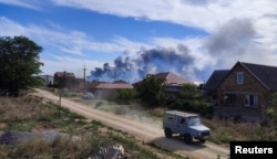 Дим від вибухів на військовому аеродромі в селищі Новофедорівка поблизу міста Саки в окупованому Криму. Фото від 9 серпня 2022 року