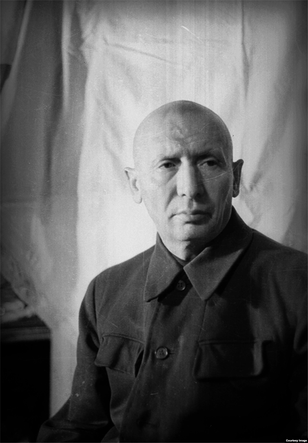 Max Penson photographed near the end of his career.It has been widely reported that Penson committed suicide, but his grandson told RFE/RL that the photographer died of natural causes as a result of the “pretty difficult, pretty hard life he lived.”