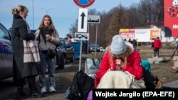 Украина-Польша чек арасы. Украиналык качкындар. 1-март, 2022-жыл. 