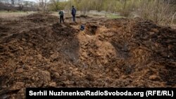Вирва після обстрілу на Донеччині, квітень 2022 року 