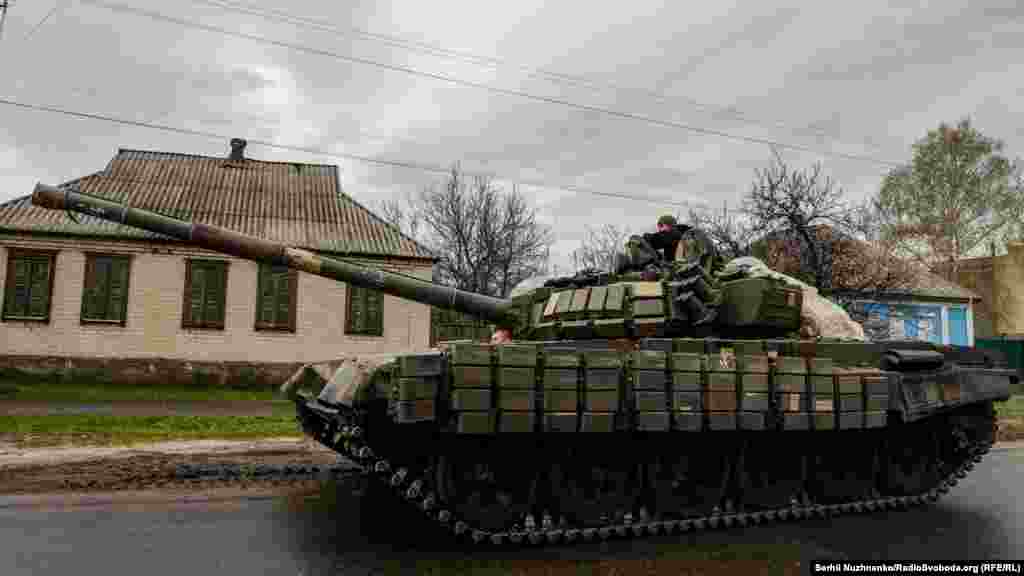 Танки Збройних Сил України проїжджають одним із сіл Донбасу. 