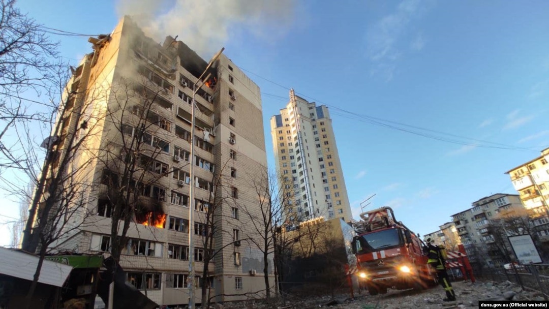 Оштетена зграда во Киев од руските напади. 
