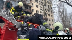 Рятувальники рятують людей в Оболонському районі Києва. Зима 2025 року